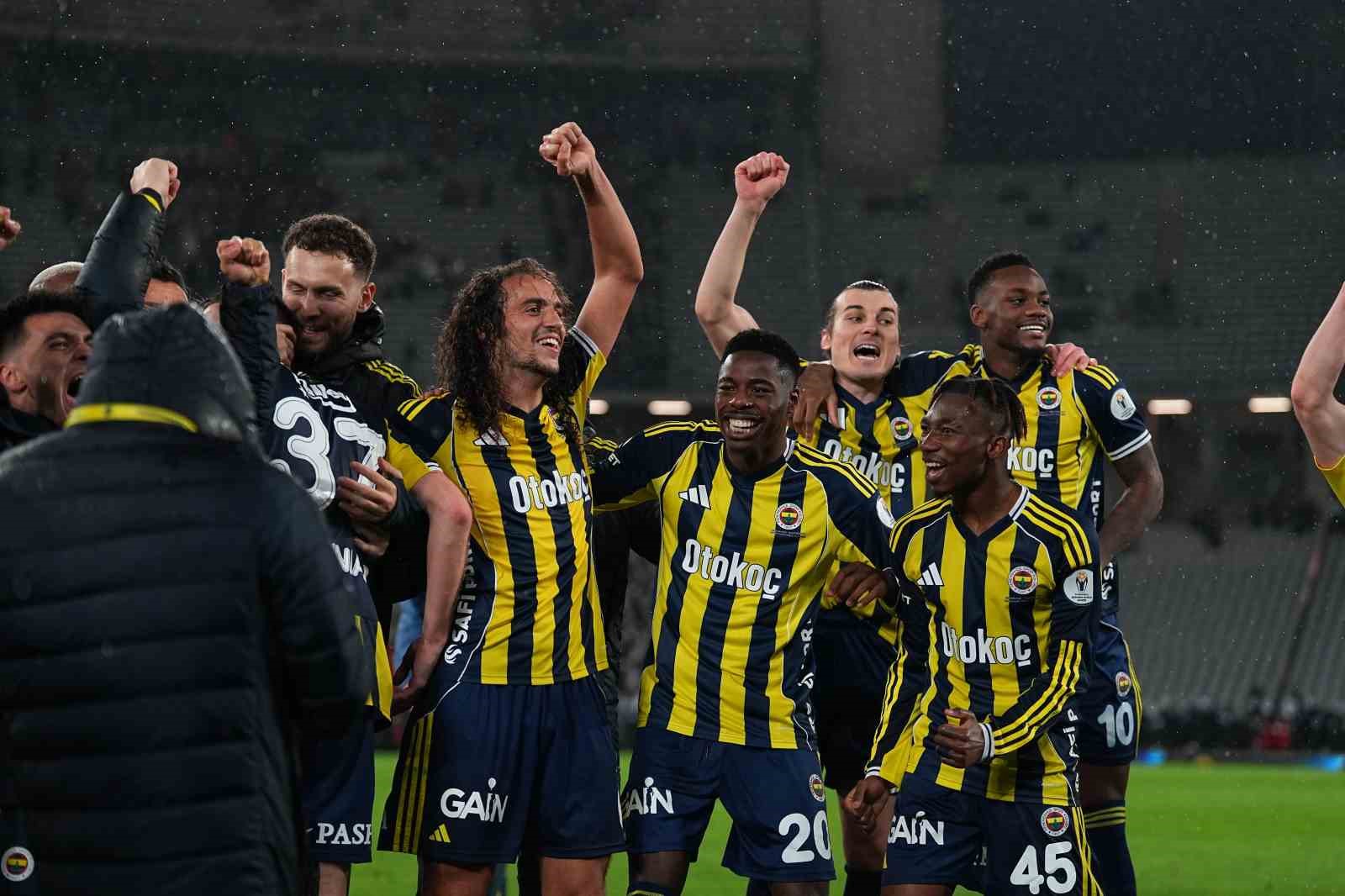 Fenerbahçe, kupayı kaldırdı