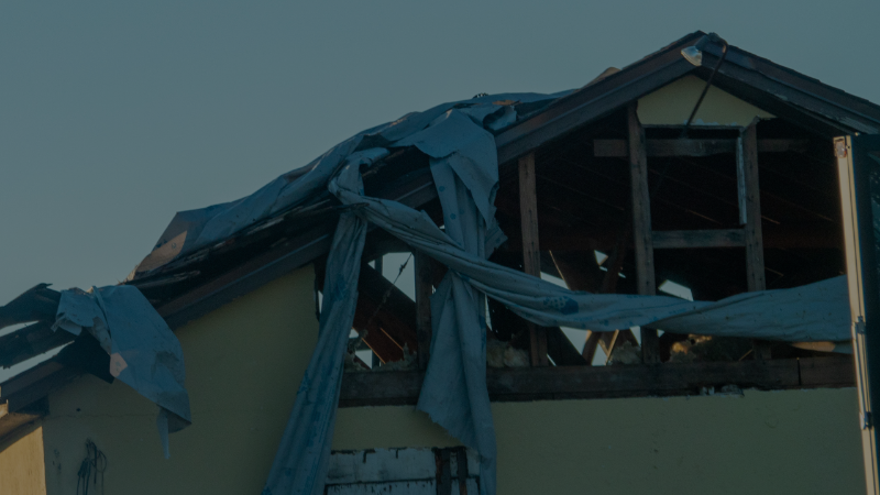 Fırtınada çatıları hasar gören 5 okulda eğitime 4 gün ara verildi