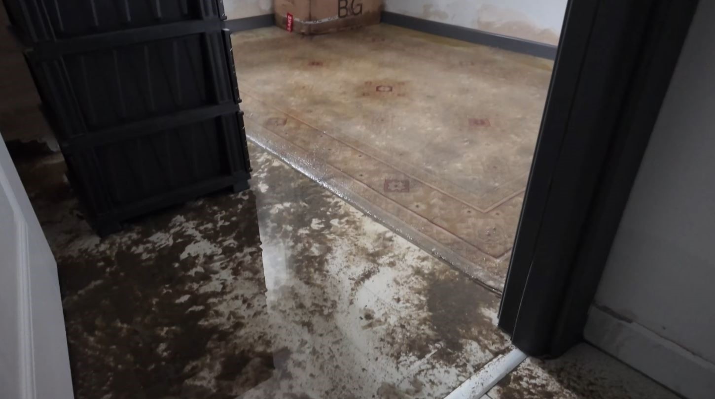 Beylikdüzü’nde 2 daireyi su bastı: Bina boşaltıldı
