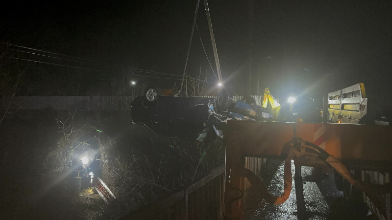 Otomobil çaya uçtu: Baba ve oğlu öldü