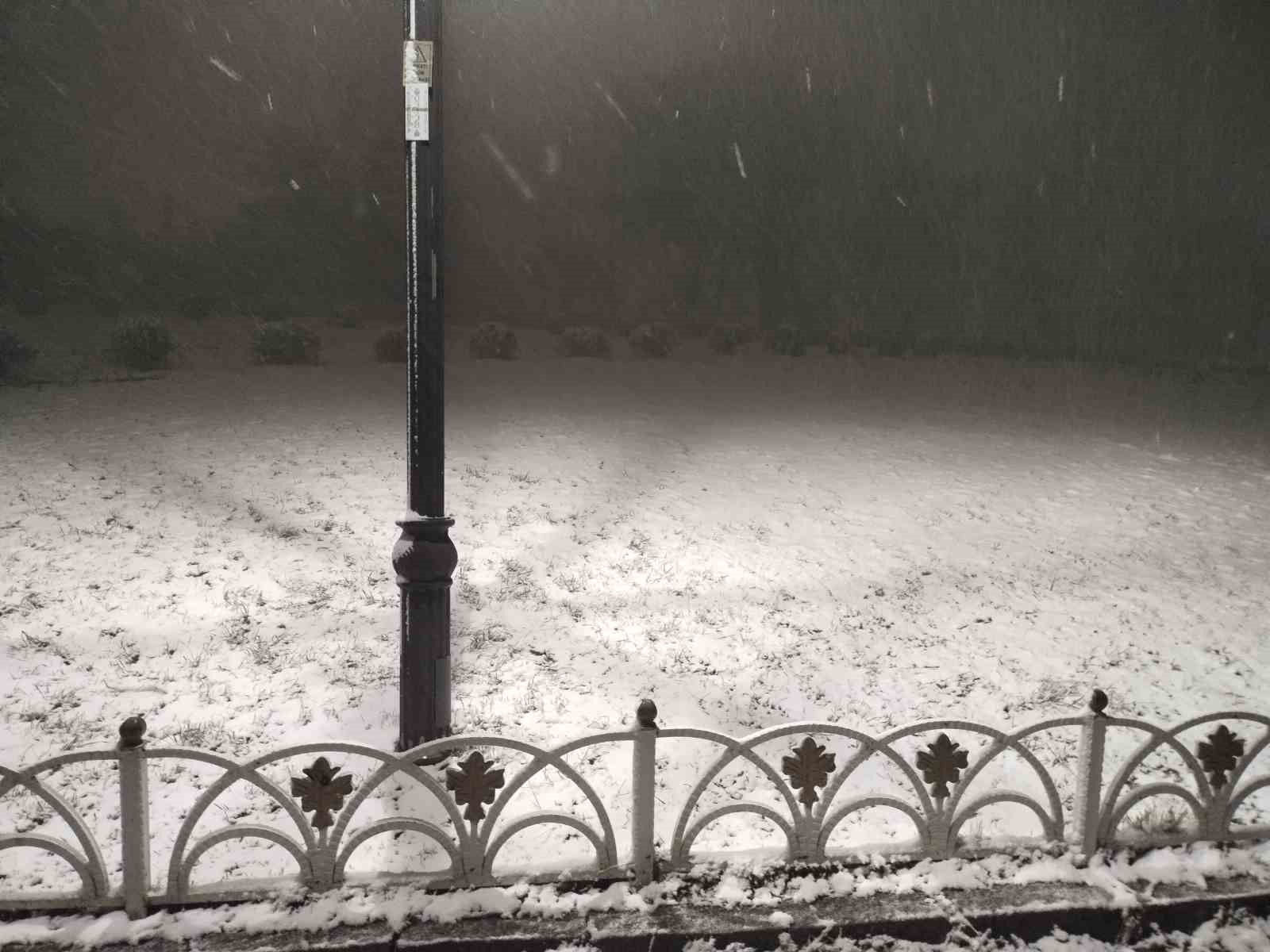 İstanbul Anadolu Yakası’nda kar yağışı etkisini arttırdı
