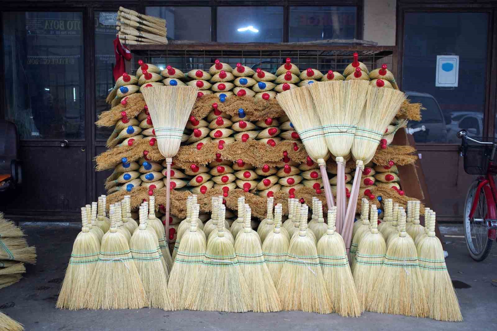 Bir zamanların vazgeçilmeziydi, şimdi yok oluyor: Ot süpürgelerde son ustalar
