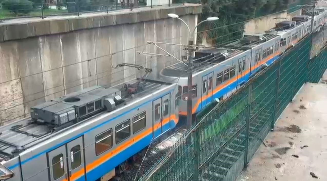 Bayrampaşa’da duran metrodan dumanlar yükseldi
