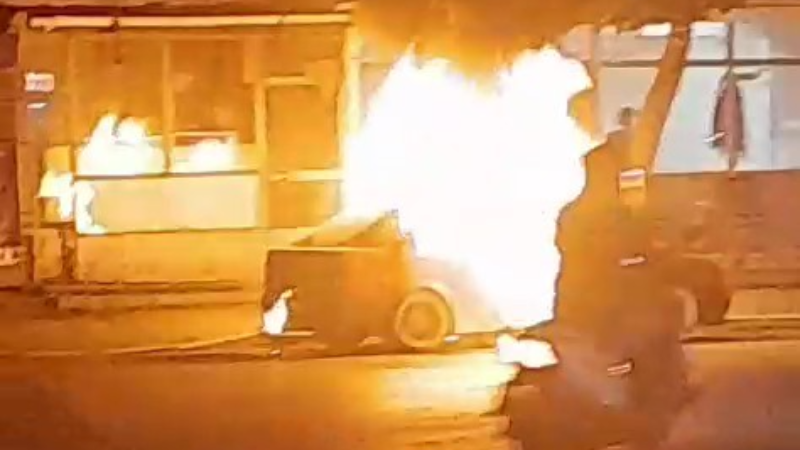 Park halindeki otomobil yandı, sahibi tarafından yakıldığı öne sürüldü