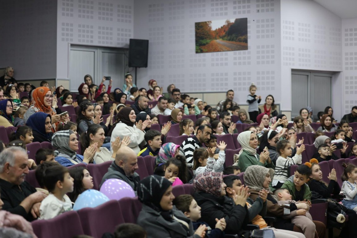 Kartepe’de çocuklar "Karlar Diyarı" oyunuyla eğlendi
