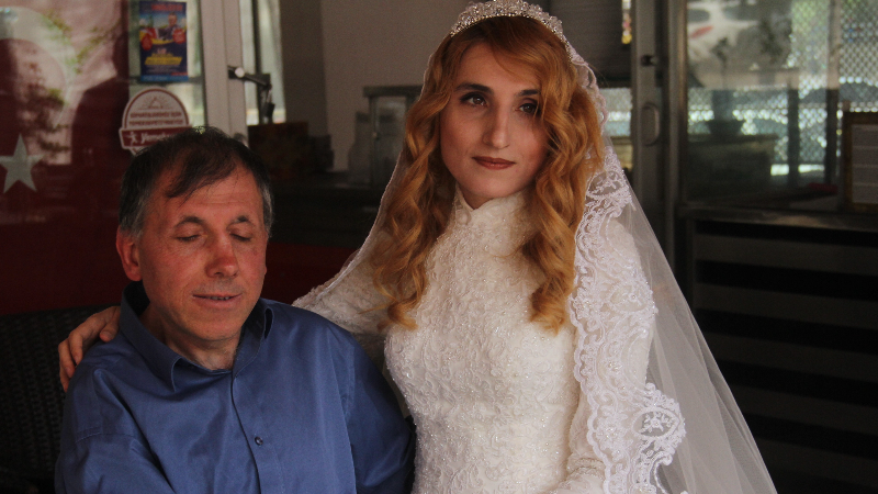 Görme engelli öğretmen çift ağır yaralandı