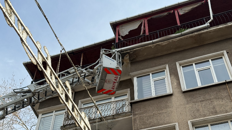 Binanın dış cephesindeki sıva çatlakları korkuttu