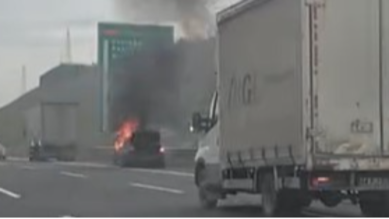 Seyir halindeki otomobil alevlere teslim oldu