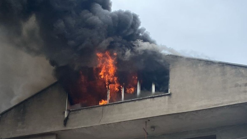 Boş binanın çatı katı alev alev yandı
