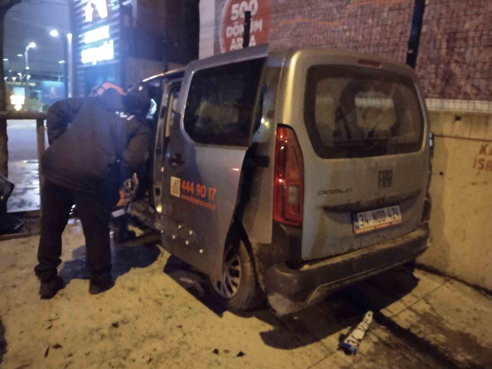 Ümraniye’de trafik kazası: 2’si ağır 3 yaralı
