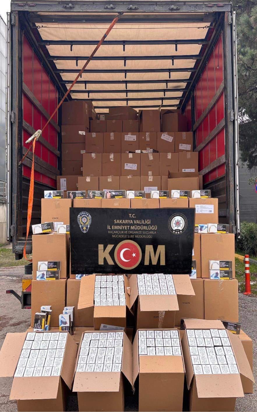 Otoyolda durdurulan tırda 6 milyon kaçak makaron ele geçirildi
