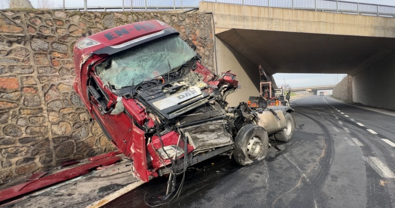 İstinat duvarına çarpan tırın sürücüsü ağır yaralandı