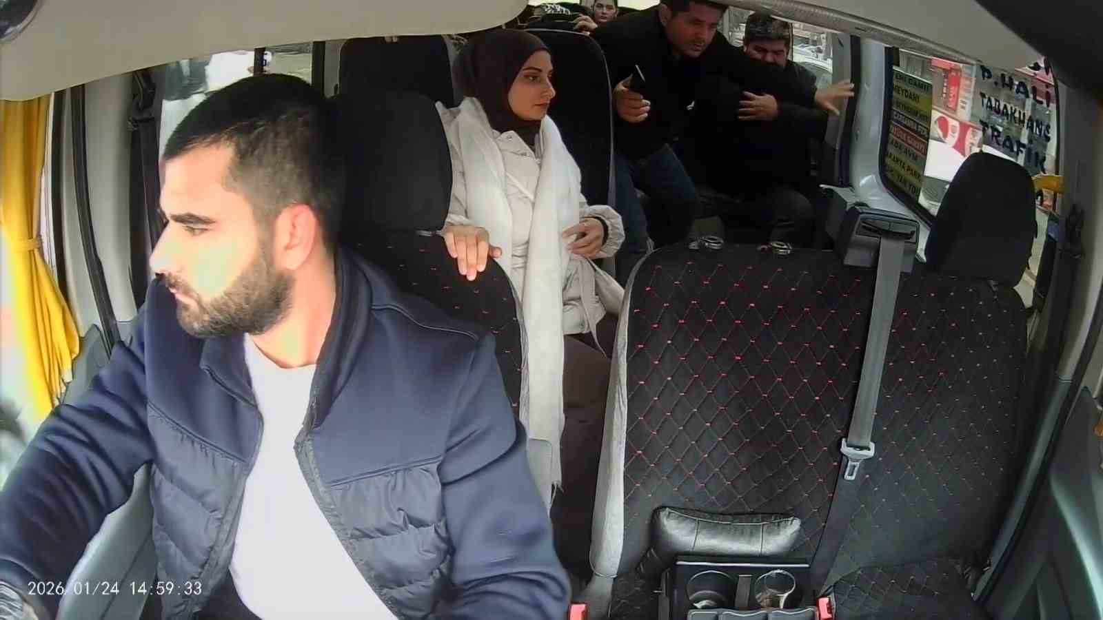 Fenalaşan yolcu için direksiyonu hastaneye kırdı
