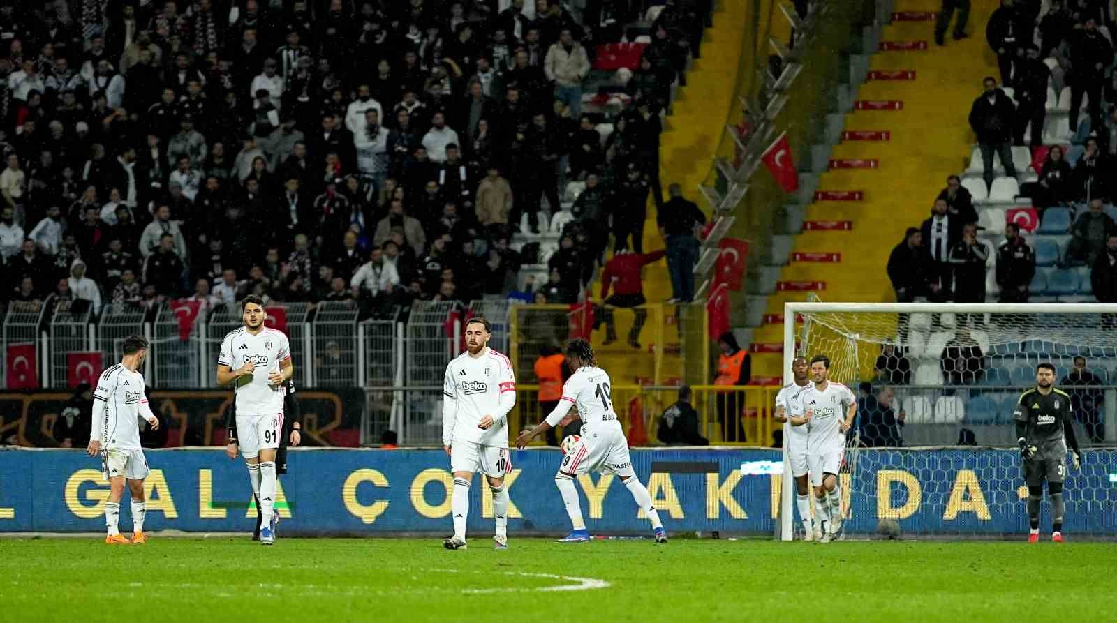 Beşiktaş taraftarı yönetimi istifaya davet etti
