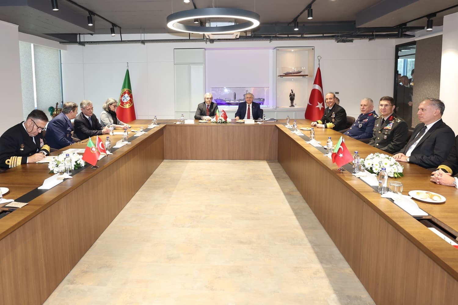 Milli Savunma Bakanı Yaşar Güler ve Portekiz Savunma Bakanı toplantı gerçekleştirdi
