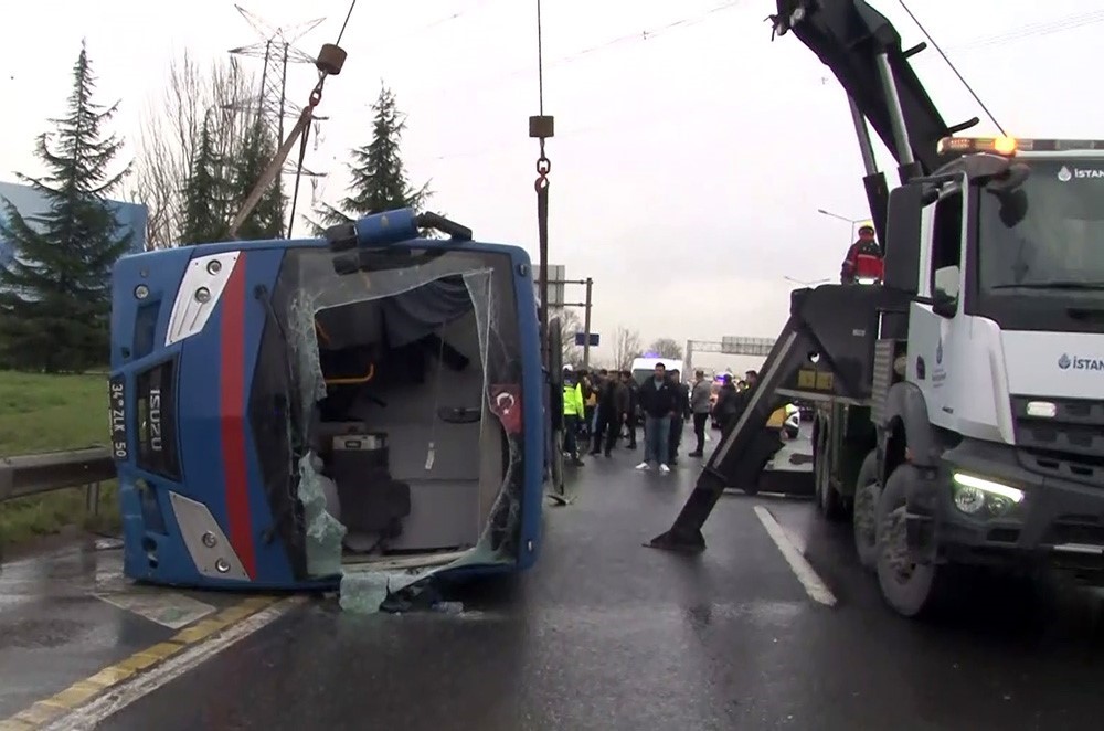 Hasdal yolu Kemerburgaz istikametinde cezaevi aracı devrildi. İhbar sonrası bölgeye çok sayıda ekip sevk edildi.
