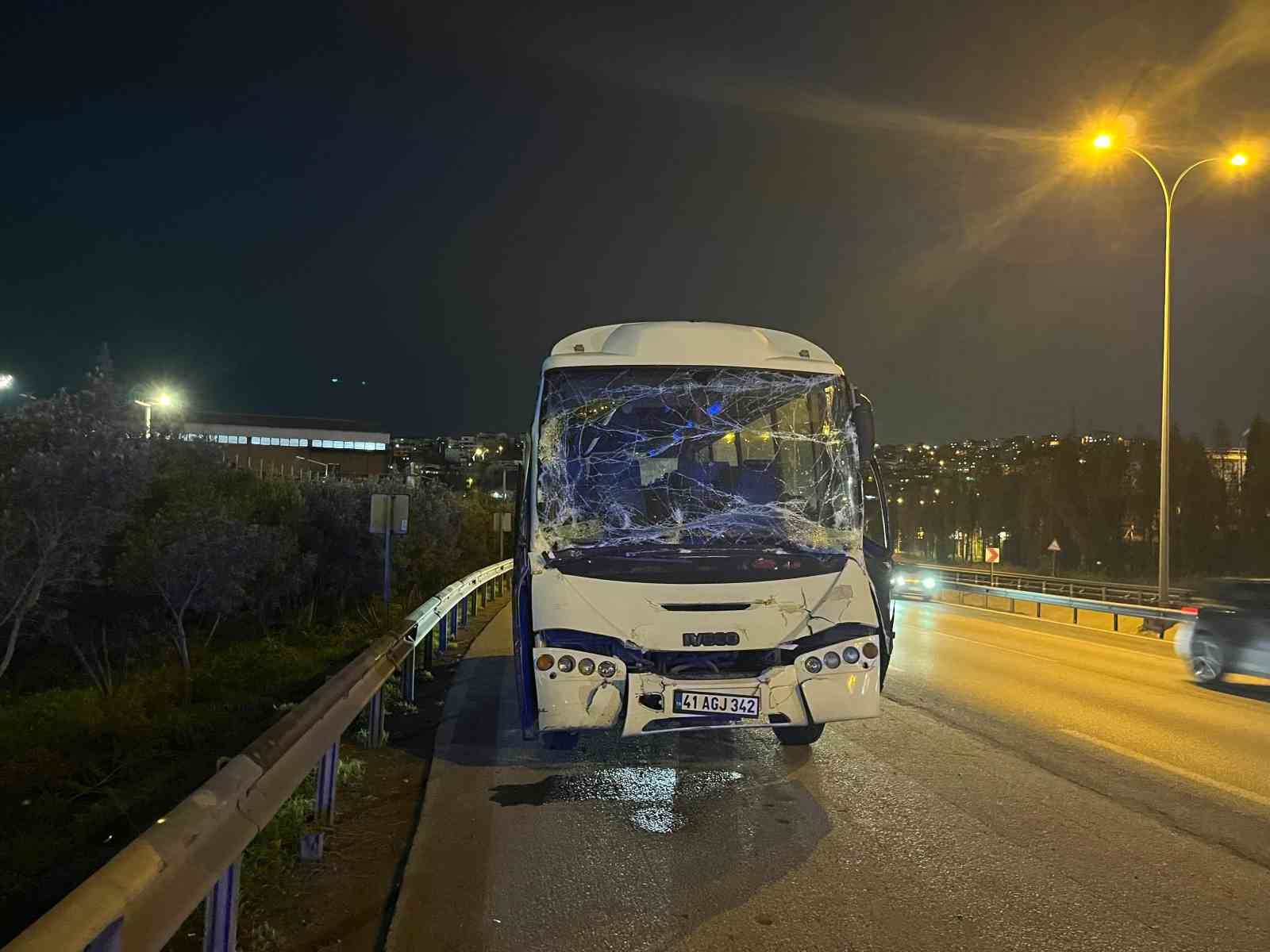 Servis minibüsü tıra çarptı: 6 yaralı