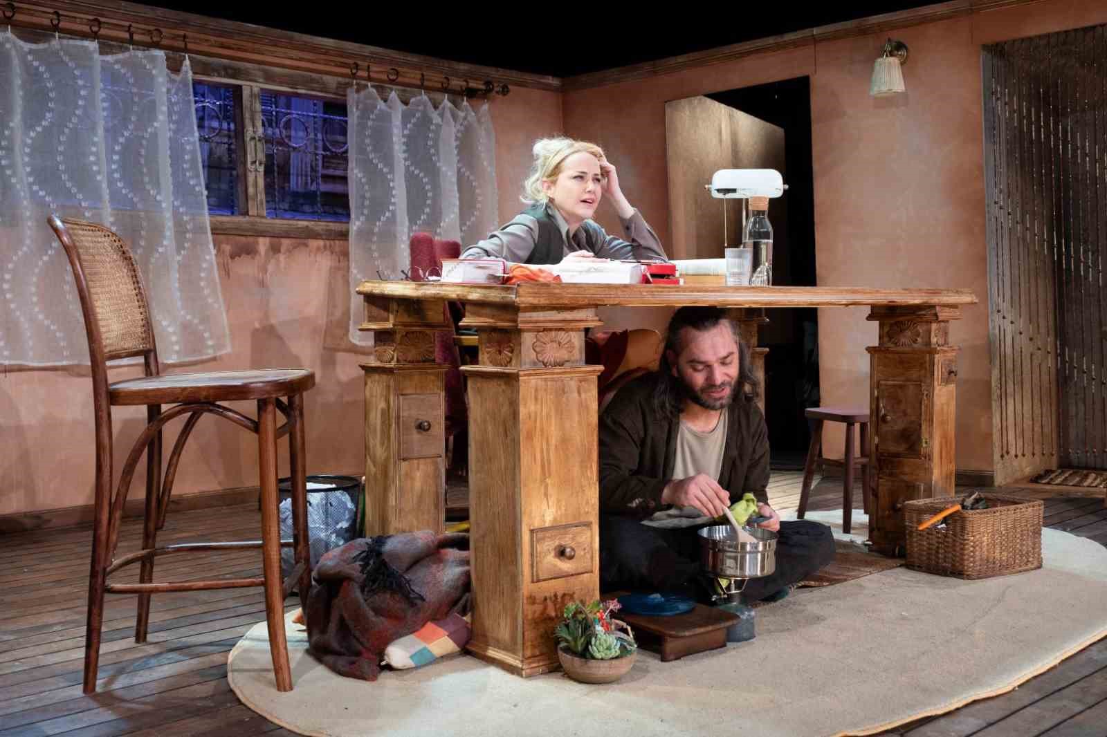 Kocaeli Şehir Tiyatroları "Masanın Altında" oyunuyla Başiskele’de