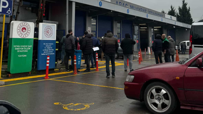 Gölcük TÜVTÜRK'te sistem arızası: İşlemler durdu, vatandaş aracına sığındı