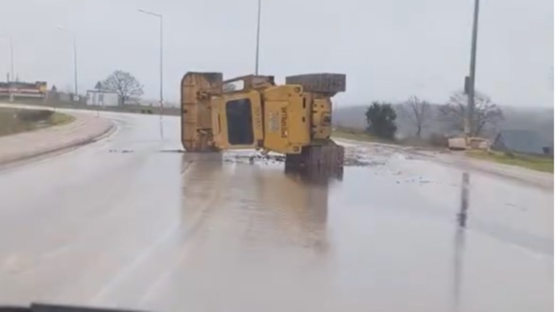 Paletli iş makinesi devrildi