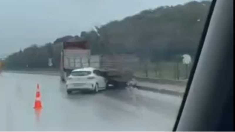 Otomobil tırın altına girdi