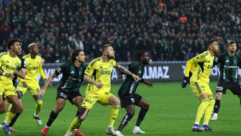 Karşılaşmanın ilk yarısını Fenerbahçe önde kapattı