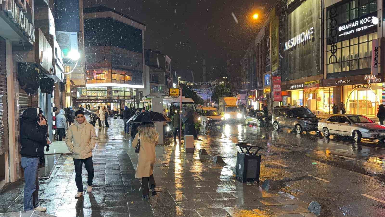 Arnavutköy’de kar yağışı başladı
