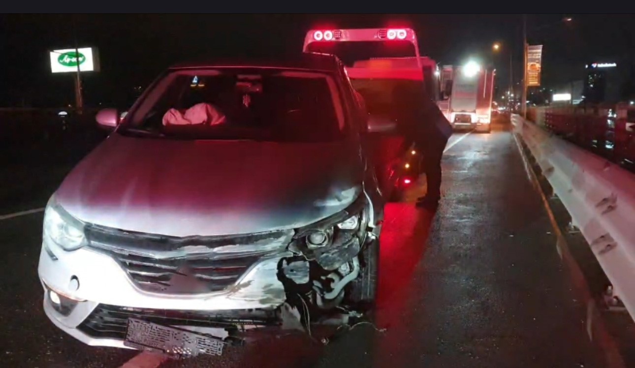 Kocaeli’de bariyerlere çarpan otomobilin sürücüsü yaralandı