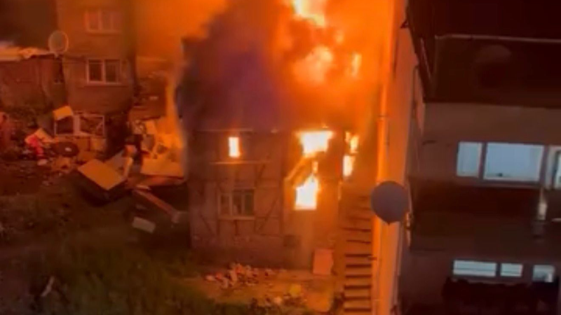 Alev alev yanan iki katlı ahşap metruk bina küle döndü