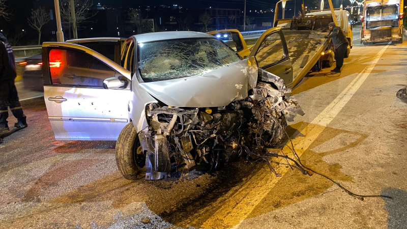 Direğe çarpan otomobildeki 4 kişi yaralandı: Araçtan alkol kutuları çıktı