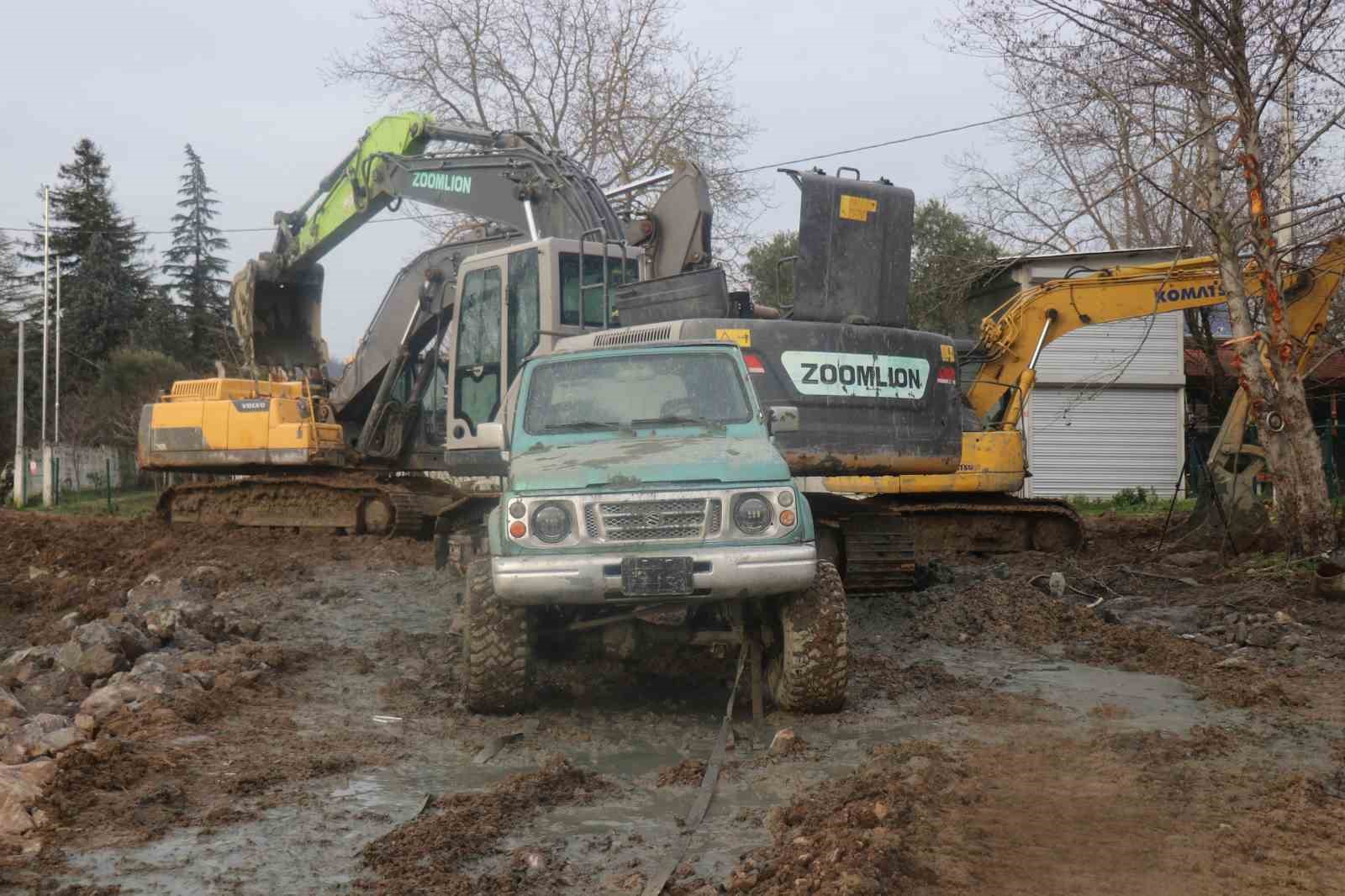 Sakarya’da "fıkra gibi olay: Kurtarmaya gelen de battı
