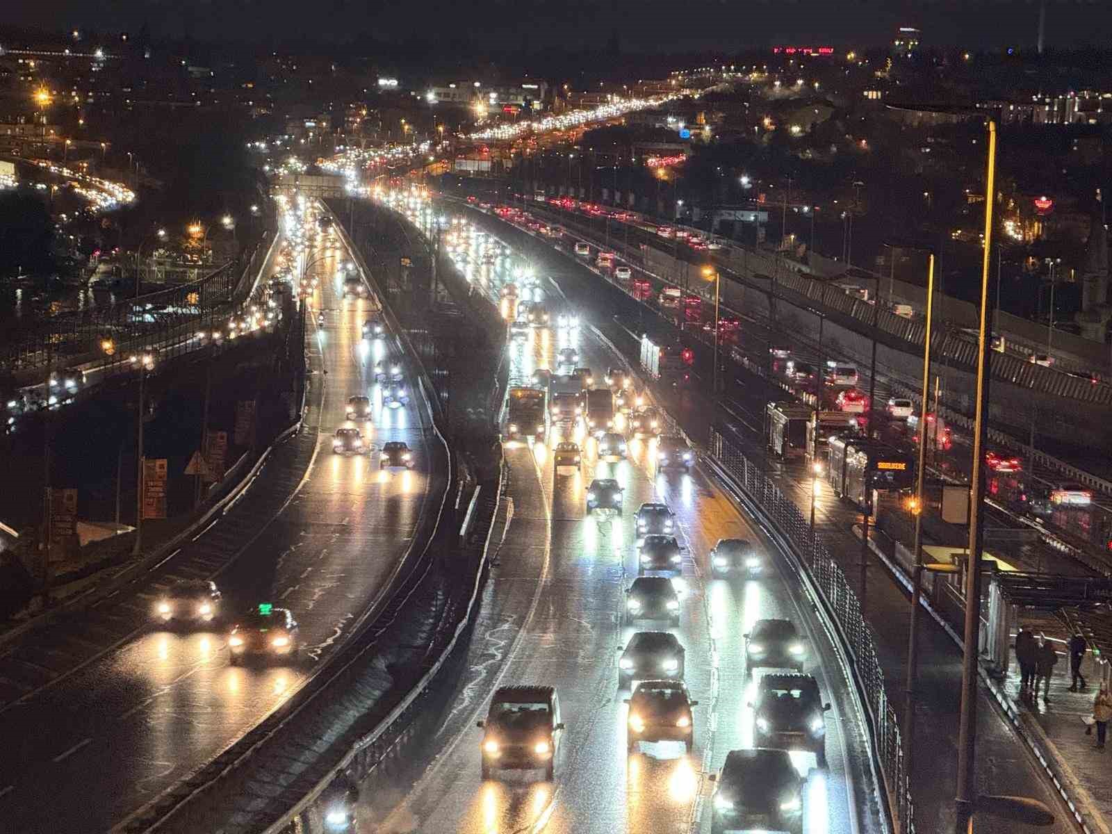 İstanbul’da trafik yoğunluğu yüzde 90’a ulaştı
