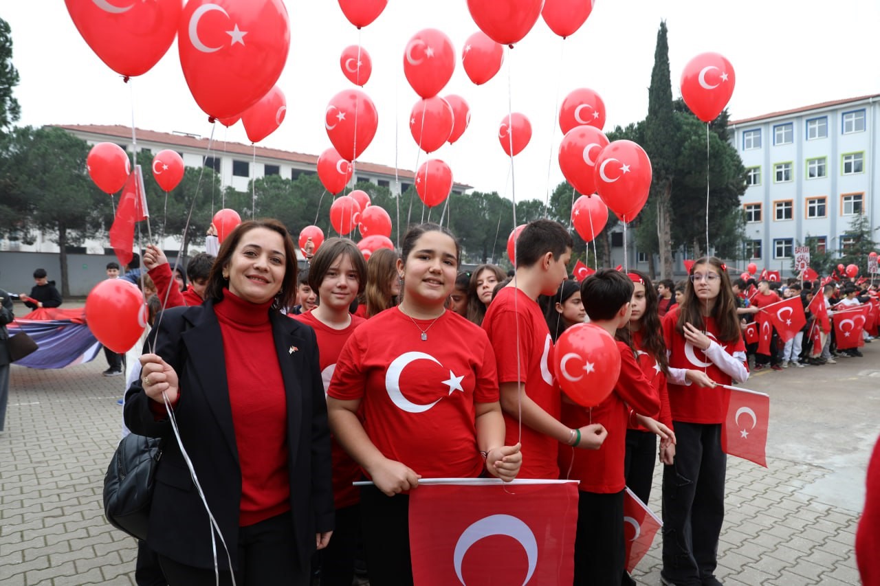 Karasu’da sokaklar kırmızı beyaza büründü
