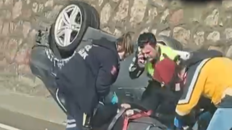 Araç ters döndü, sürücü yaralandı