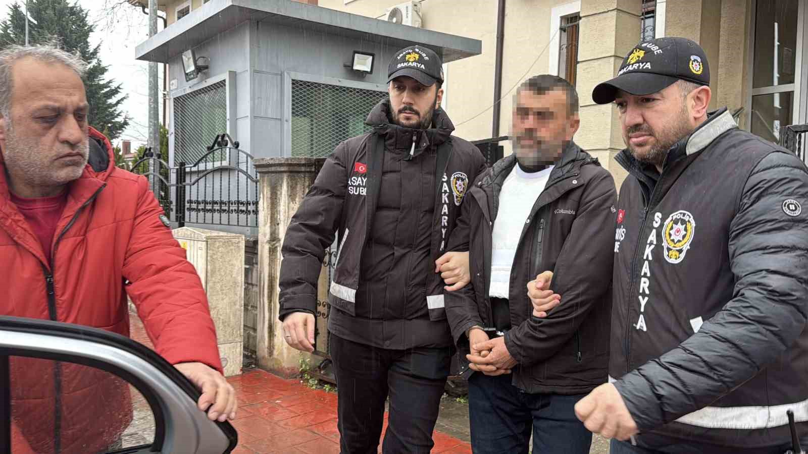 Eşini ve MHP ilçe başkanını öldüren emekli polis tutuklandı
