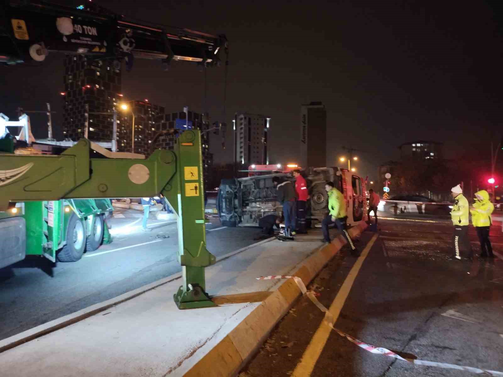Kartal’da ambulans ile cip kafa kafaya çarpıştı: 3 yaralı
