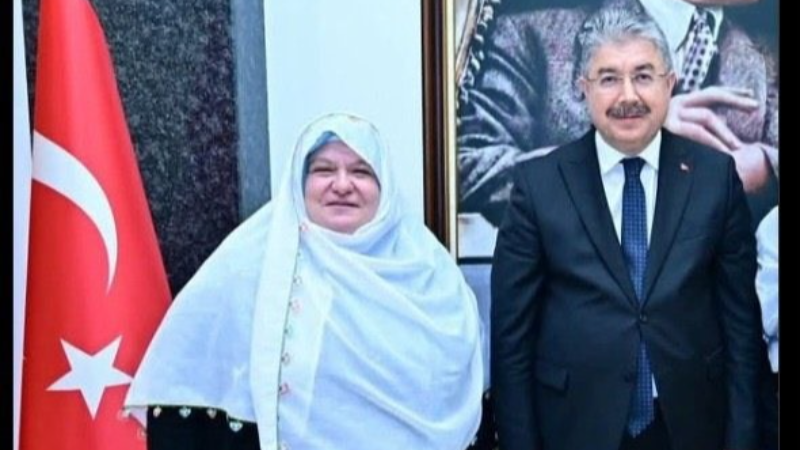 Belediye başkanının kıyafetini bu sözlerle eleştirdi, gözaltına alındı!