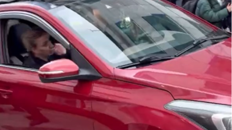 Eski koca ve sevgilisine meydan dayağı trafiği kilitledi