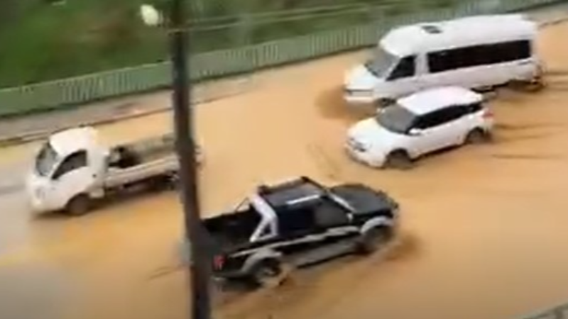 Sağanak yağış hayatı felç etti