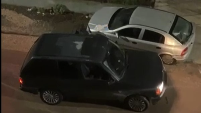 Levye ile saldırdığı araca çiçek bırakıp kaçtı