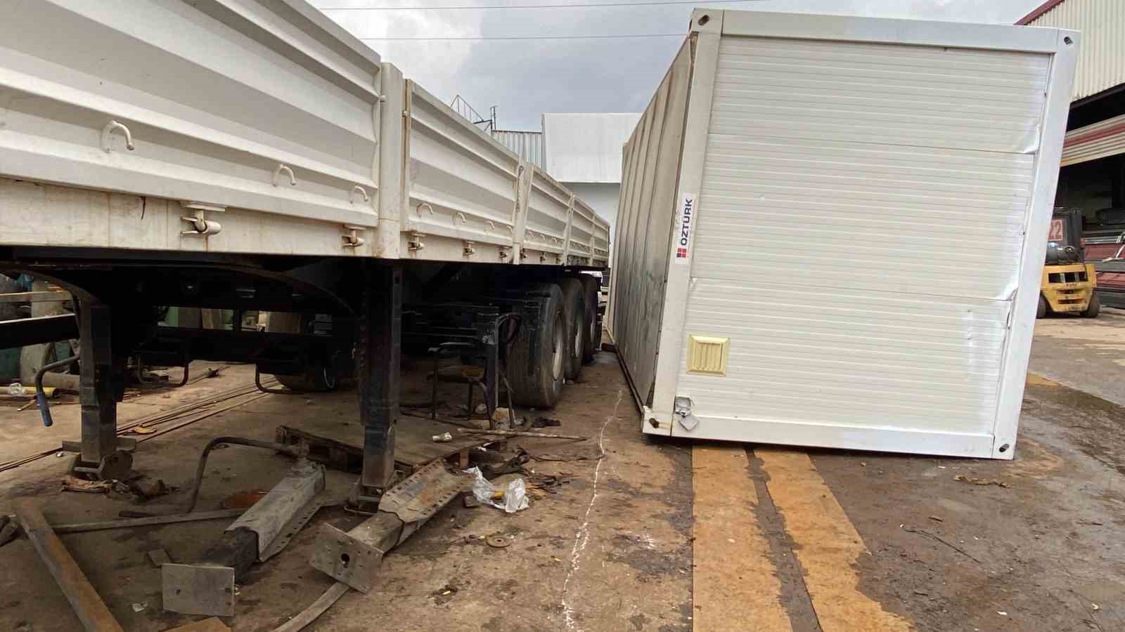 Konteyner ile tır dorsesi arasında sıkışan işçi yaralandı