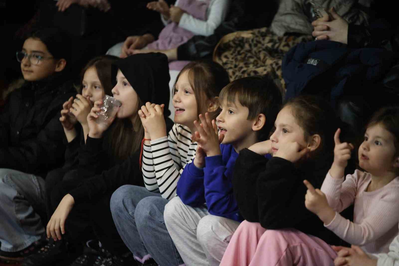 Kahkaha dolu oyun Erenler’de sahnelendi, vatandaşlardan tam not aldı
