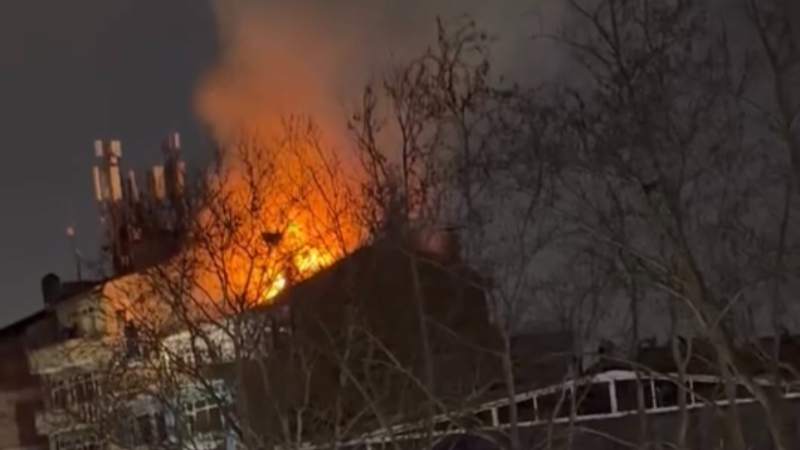 7 katlı binanın çatısında korkutan yangın