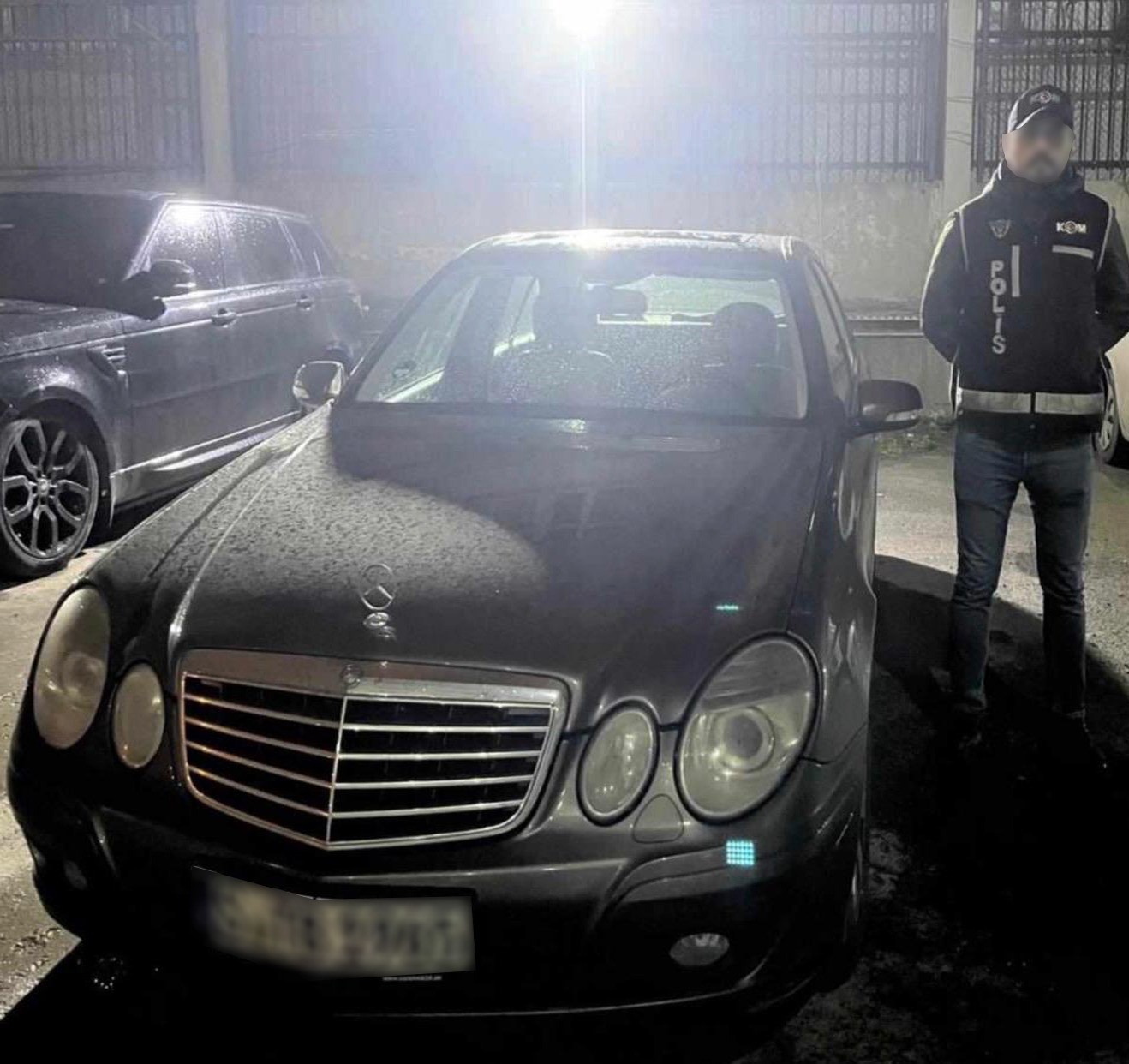 Kaçakçılık polisi, 11 kaçak lüks otomobile el koydu
