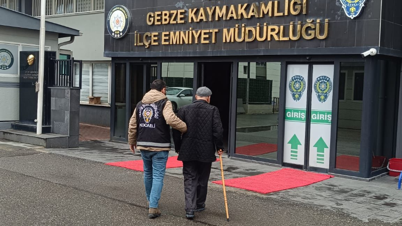 Dolandırıcılıktan aranıyordu, emniyete bastonuyla götürüldü