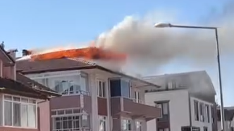 Kartepe'de 4 katlı binanın çatısında yangın çıktı