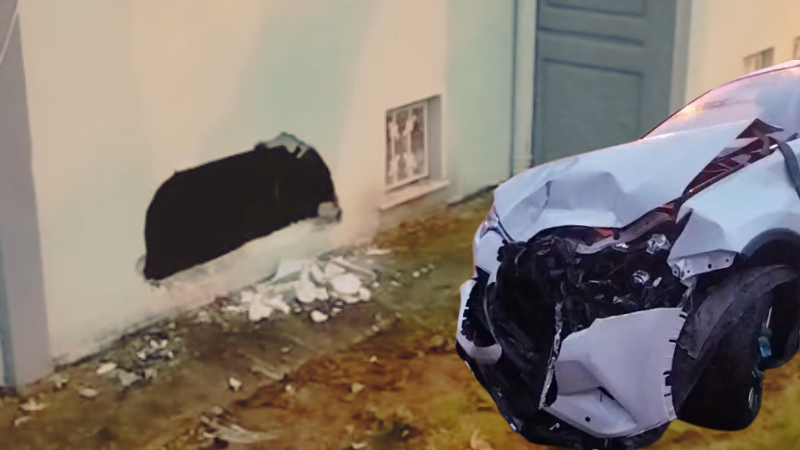 Gölcük'te kontrolden çıkan araç evin duvarını deldi