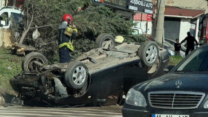 Derince tünelde araç takla attı