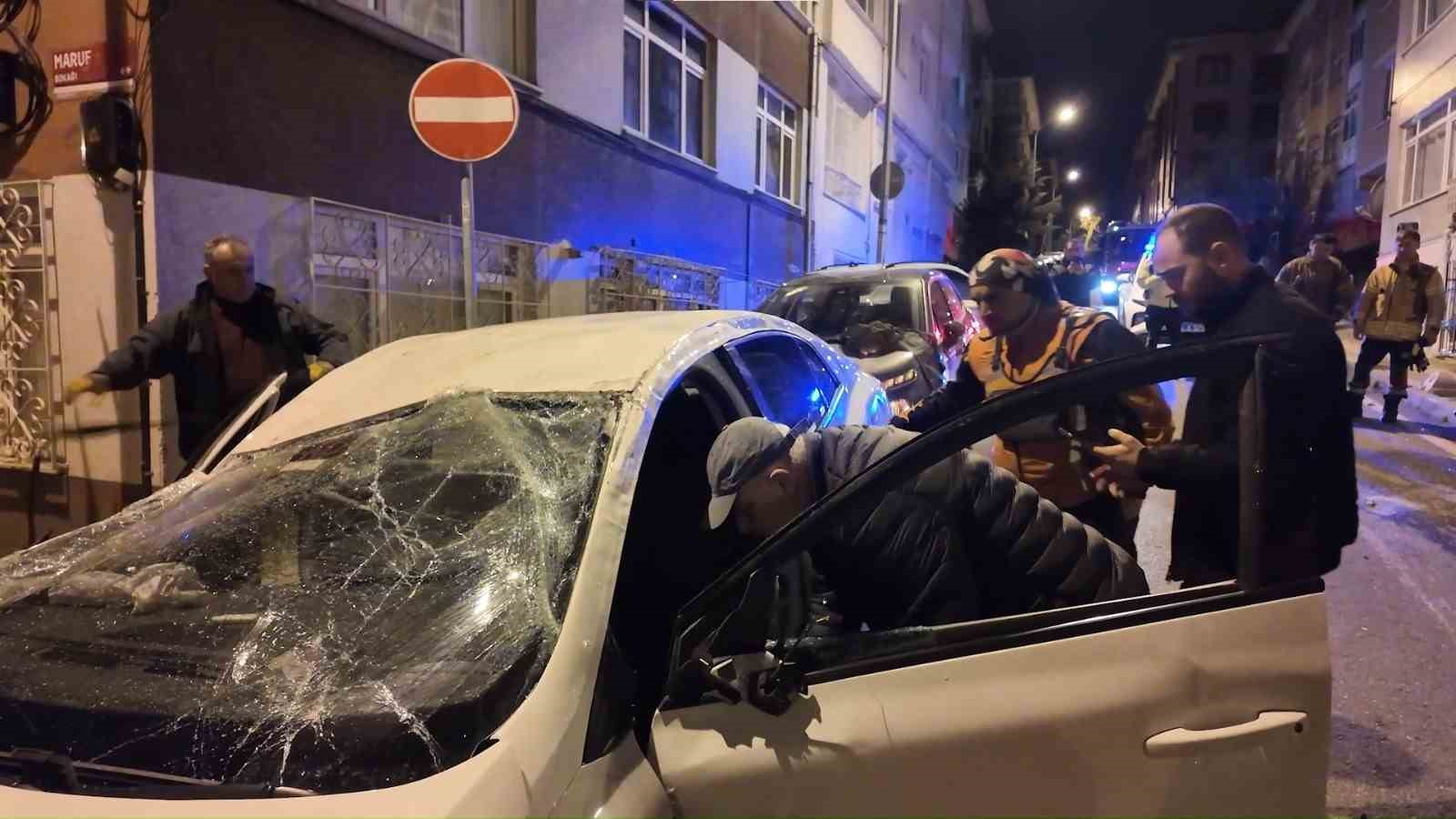 Üsküdar’da kontrolden çıkan otomobil iki araca çarparak takla attı
