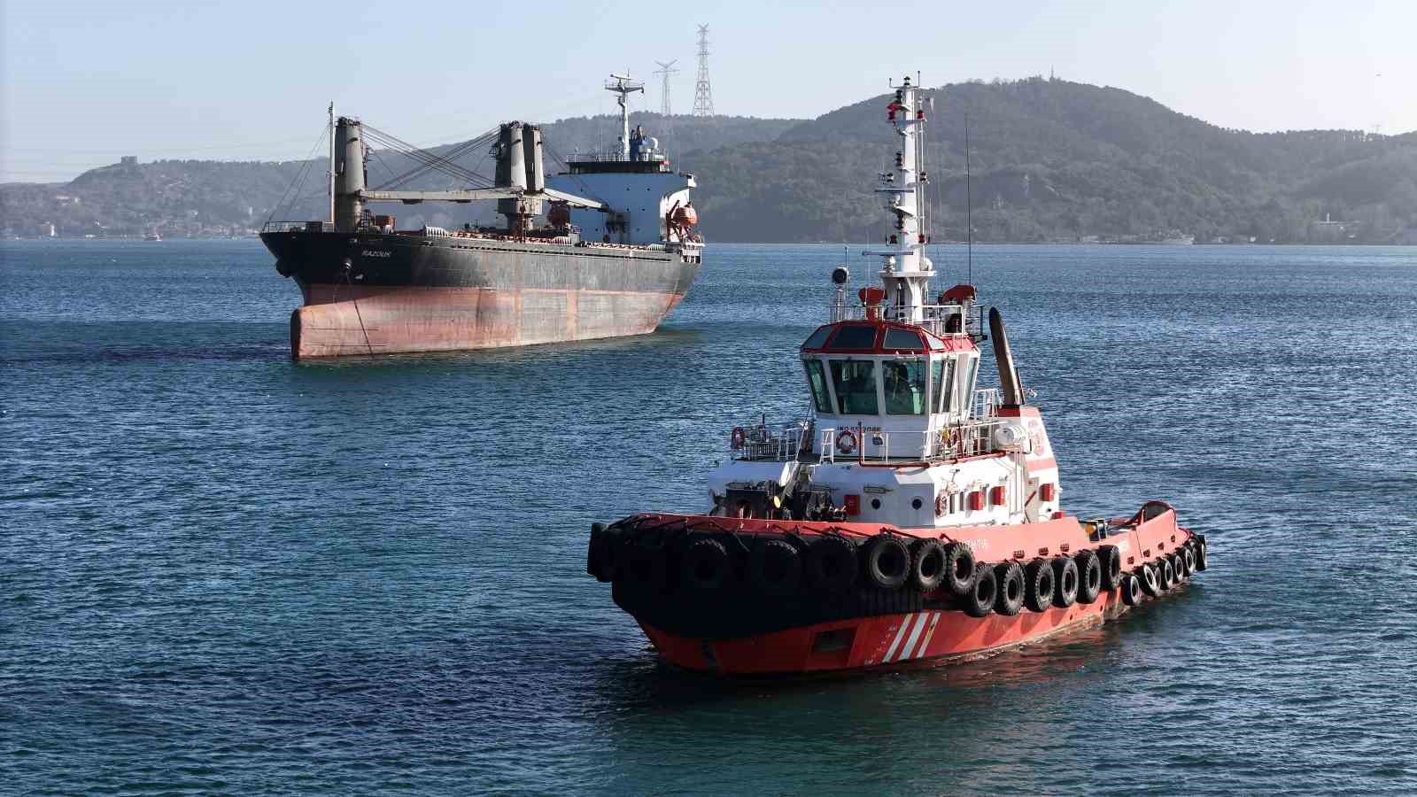 Sarıyer açıklarında kurtarıldıktan sonra İstanbul Boğazı’nda savrulan gemi kurtarıldı
